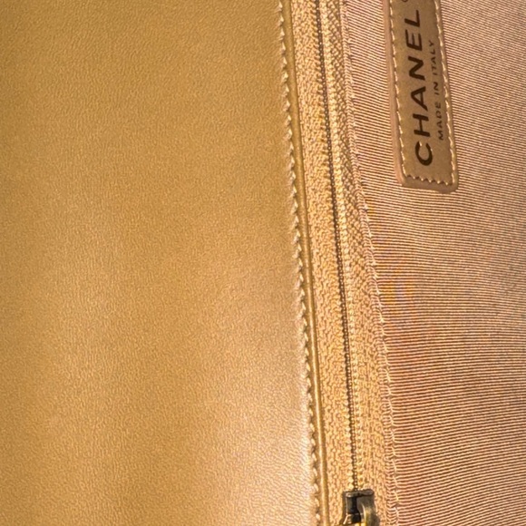 CHANEL 2018 Large Boy Diamond Quilted Leather bag in Beige - Picture 10 of 16